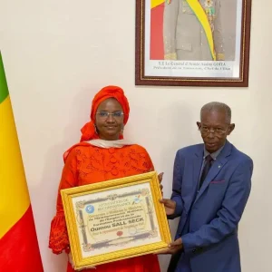 Distinction honorifique : La Ministre Oumou SALL SECK distinguée par le groupement  Journalisme Citoyen Action pour la République