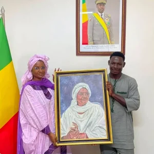 Promotion de l’Entrepreneuriat National : La Ministre Oumou SALL SECK reçoit l’artiste plasticien Mamadou TANDINA