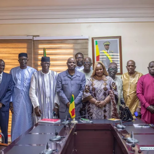 Commissaire de Justice : Le nouveau bureau exécutif de l’ordre des commissaires de justice présenté au ministre Mamoudou KASSOGUÉ