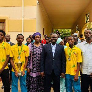 Sports – Tennis: Des médailles d’Or et d’Argent remportées par les tennismen maliens présentées au Ministre FOMBA