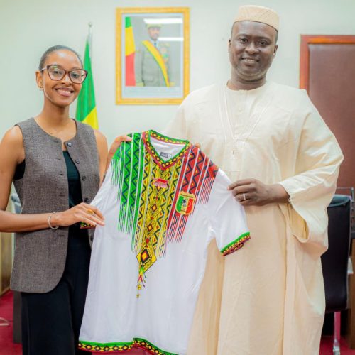 Promotion des Jeunes engagés : Le Ministre Abdoul Kassim FOMBA encourage la pilote d’avion, Aminata MADEMBA SY, une fierté nationale
