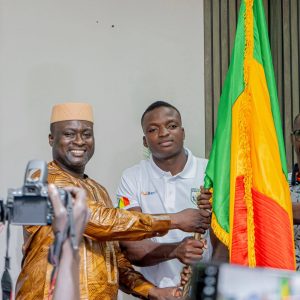 Championnat du Monde de Bras de Fer : Le Ministre Abdoul Kassim FOMBA remet le drapeau national aux athlètes en partance pour New Delhi
