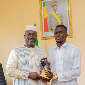 Championnat de CECIFOOT : L’international malien Mamadou THIAM présente son soulier d’Or au ministre Abdoul Kassim FOMBA