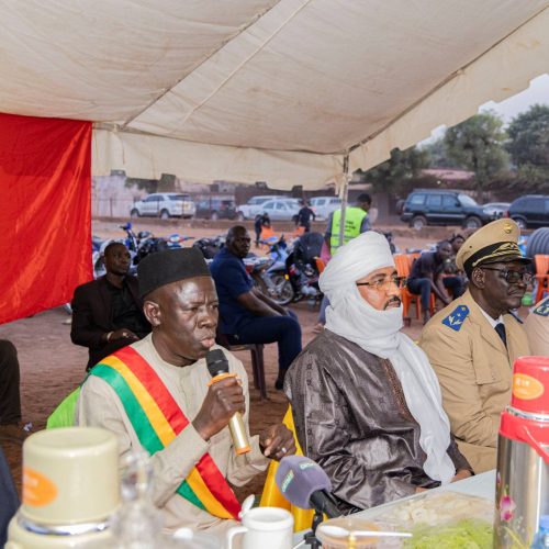 Opération « Sounkalo Solidarité » : Le Ministre Mossa Ag Attaher partage la rupture du jeûne avec la population du 4e arrondissement de Bamako