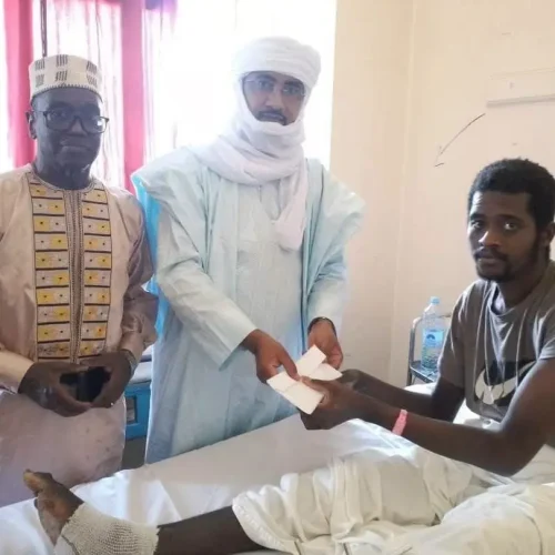 Solidarité envers les migrants maliens : Le Ministre Mossa AG ATTAHER apporte la solidarité de la Nation au migrant Adama KEITA malade en Tunisie