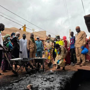 Région de Mopti : la Commune urbaine et la DRACPN unissent leurs efforts pour le curage des caniveaux