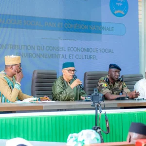 Dans le cadre de la poursuite des activités de la Semaine nationale de la réconciliation (SENARE) 2026, la quatrième journée s’est déroulée dans un esprit de recueillement, de dialogue, de partage et de promotion de la cohésion nationale. Ainsi, cette journée du Vendredi 18 septembre 2026, a débuté par des séances de lecture du Saint Coran et de prières collectives dans les mosquées, témoignant de la dimension spirituelle et citoyenne de cette initiative, en faveur de la paix et de la réconciliation nationale. Au même moment, au Palais des Pionniers, plusieurs activités se sont poursuivies, notamment la compétition de jeux vidéo, Tabital Pulaaku a organisé une conférence, autour du thème :« Le rôle des relations à plaisanterie dans la promotion de la paix et de la cohésion sociale au Mali, au Burkina Faso, au Niger et en Guinée ». Offrant aux participants des espaces d’échanges et de sensibilisation, autour des enjeux liés à la cohésion sociale et au vivre-ensemble. Dans l’après-midi, une conférence thématique a été consacrée au « rôle et à la place du Conseil économique, social, environnemental et culturel (CESEC) dans la cohésion et la réconciliation nationales ». La rencontre a été marquée par une présentation des missions et attributions du CESEC, assurée par le Secrétaire général du Conseil, suivie d’un temps d’échanges avec le public et les membres du Conseil. Ces échanges ont permis de mieux faire connaître le rôle du CESEC et de mettre en lumière la contribution des institutions consultatives au renforcement du dialogue, de la solidarité, de l’entente et de la cohésion entre les différentes composantes de la Nation. La programmation s’est poursuivie avec la compétition de pilotage de drones, activité à caractère technologique et innovant ayant, également, contribué à la mobilisation et à la participation de la jeunesse. Enfin, le Ministre s’est rendu au Village de la Réconciliation, où il a effectué une visite des différents stands et échangé avec les exposants. À cette occasion, il a assisté à un conte présenté par un humoriste malien. À travers cette histoire, un message essentiel a été retenu : rien ne vaut le pardon et l’oubli pour préserver la paix, renforcer la cohésion sociale et favoriser le vivre-ensemble. Un beau moment de partage, de culture et de sensibilisation, qui rappelle que le pardon demeure une valeur fondamentale dans la construction d’une société unie et apaisée. La quatrième journée de la SENARE 2026 s’est, ainsi, achevée dans une dynamique combinant spiritualité, réflexion, dialogue institutionnel, innovation et engagement de la jeunesse, en cohérence avec l’objectif général de promotion de la paix, de la cohésion sociale et de la réconciliation nationale. MRPCN