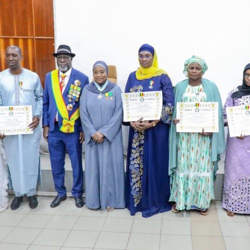 Distinction Honorifique Nationale : La ministre Assa Badiallo TOURÉ décore 26 cadres du secteur de la Santé et du Développement Social