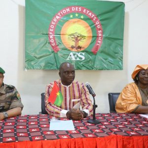 Kits mobiles d’enrôlement à la Carte d’Identité Biométrique (CIB) et documents de la diaspora burkinabè : Le Général de Division Daoud Aly MOHAMMEDINE assiste au côté de son homologue burkinabè au lancement des documents   