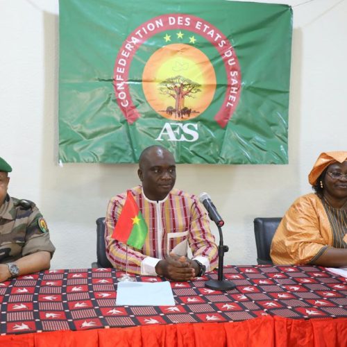 Kits mobiles d’enrôlement à la Carte d’Identité Biométrique (CIB) et documents de la diaspora burkinabè : Le Général de Division Daoud Aly MOHAMMEDINE assiste au côté de son homologue burkinabè au lancement des documents   