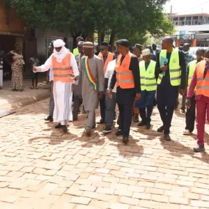 Amélioration des infrastructures urbaines à Bamako : LE MINISTRE IMIRANE ABDOULAYE TOURE VISITE LES TRAVAUX DE PAVAGE DE CERTAINES RUES
