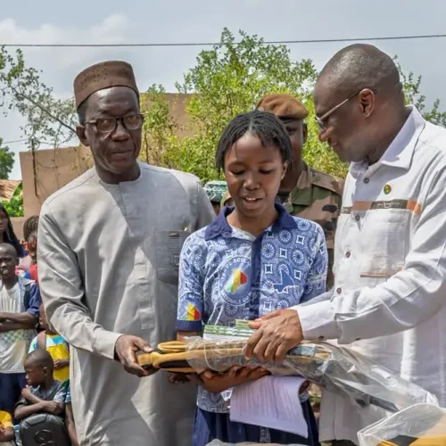 Œuvres sociales : 200 élèves du Groupe scolaire ‘’Amadou Aya Sanogo’’ de Kati dotés de kits scolaires