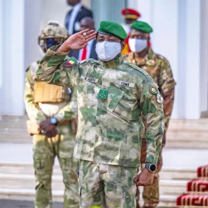 A la Présidence de la République : le Président de la Transition, Son Excellence le Général d’Armée Assimi GOÏTA honore les couleurs