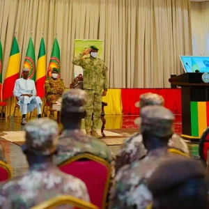 Présentation des  82 militaires libérés  au Président de la Transition : Le Chef suprême des Armées, le Général d&rsquo;Armée Assimi GOÏTA, réitère son soutien aux forces de défense et de sécurité