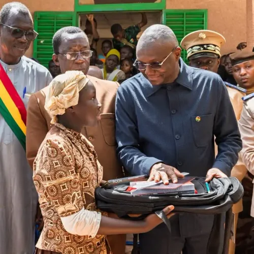 Mois De La Solidarité et de la lutte contre l’Exclusion : 400 kits scolaires remis aux élèves des Groupes scolaires de Koulouba et des 330 Logements de Yirimadio