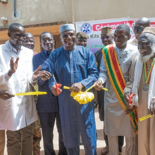 Œuvres sociales du Président de la Transition : Les centres de Santé communautaire de Dravela-Bolibana, Hippodrome et N’Gomi dotés en installations solaires