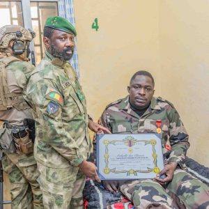 Polyclinique des armées de Kati : le Chef suprême des Armées au chevet des blessés de guerre