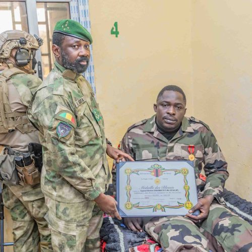 Polyclinique des armées de Kati : le Chef suprême des Armées au chevet des blessés de guerre