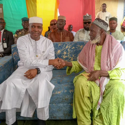 31ème Édition du Mois de la Solidarité et de la Lutte contre L’exclusion : Le Premier ministre Abdoulaye MAÏGA rend visite au Doyen Diomakan KONATE (109 ans)