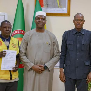 Fonds de Soutien à la Transition : Le conducteur de mototaxi Dramane KAMIYA remet sa contribution au Premier ministre Abdoulaye MAÏGA