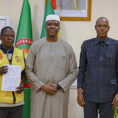 Fonds de Soutien à la Transition : Le conducteur de mototaxi Dramane KAMIYA remet sa contribution au Premier ministre Abdoulaye MAÏGA