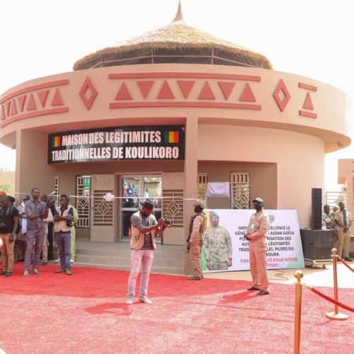 Inauguration du Vestibule des légitimités traditionnelles de Koulikoro : le Premier ministre Abdoulaye MAÏGA remet aux « anciens », les clés de leur « maison »