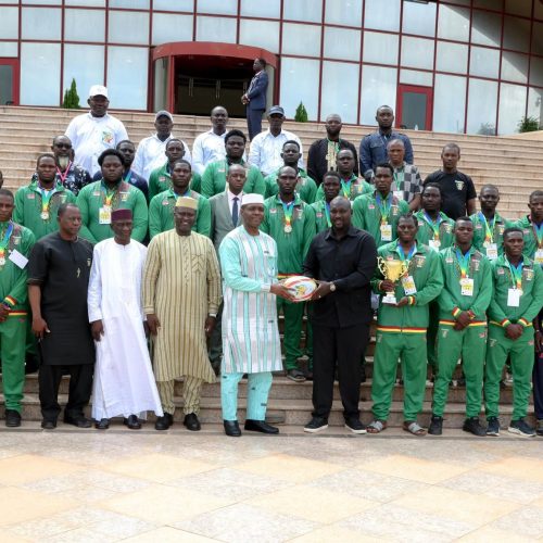 2ème Edition de la Coupe d’Afrique de Rugby de la Zone B de l’UFOAR : Les Aigles champions présentent leur trophée au Premier ministre