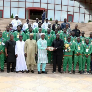 2ème Edition de la Coupe d’Afrique de Rugby de la Zone B de l’UFOAR : Les Aigles champions présentent leur trophée au Premier ministre