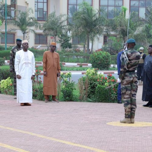 A la Primature : Le Général de Division Abdoulaye MAÏGA fidèle au rendez-vous mensuel d’honneur aux couleurs nationales