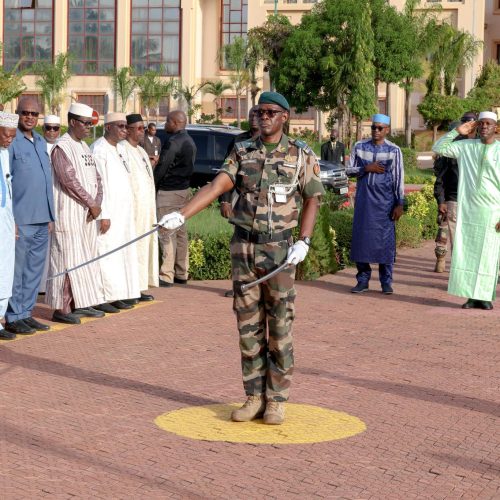 Montée mensuelle des couleurs de Mai 2026 à la Primature : Le Premier ministre Abdoulaye MAÏGA fidèle à ce rendez-vous patriotique