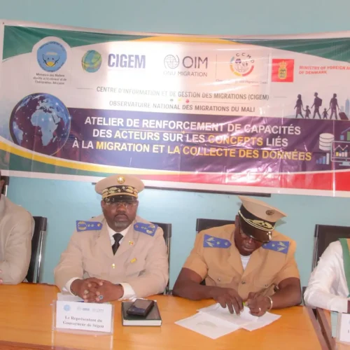 En prélude aux ateliers régional et national prévus, respectivement le 08 Octobre à Ségou et le 15 Octobre 2026 à Bamako, le Président Directeur Général, Dr Samba Bocary TOUNKARA a présidé une rencontre technique des experts, ce mardi 06 octobre 2026, autour de l’audit externe sur les baux et conventions, réalisé par IGN FI et Nyeta Conseils, en collaboration avec l’Office du Niger. En effet, cette rencontre enregistre la participation d’experts internationaux, notamment, Jean Philippe LESTANG et Emilie PELERIN de IGN FI. Elle a permis de partager les conclusions de l’audit-diagnostic. Une étape importante dans la dynamique d’amélioration de la gouvernance et de la gestion des terres attribuées en baux et conventions. Engagé dans une volonté de consolider la transparence, la sécurisation et l’efficacité de la gestion de son patrimoine foncier, l’Office du Niger a initié cet audit externe portant sur les terres attribuées en baux et conventions. Cette démarche vise à disposer d’un diagnostic approfondi de la situation et à identifier les leviers susceptibles d’améliorer, durablement, le dispositif de gestion foncière. L’audit a porté sur plusieurs dimensions essentielles, parmi lesquelles le cadre légal et institutionnel, les pratiques administratives, les situations constatées sur le terrain, les données disponibles, le suivi des obligations contractuelles ainsi que les possibilités d’amélioration du système de gestion des baux. Au-delà de la simple restitution des résultats, l’objectif était de favoriser leur appropriation par la Direction Générale de l’Office du Niger, tout en permettant de clarifier les conditions concrètes de mise en œuvre des recommandations. Les échanges ont offert l’opportunité d’aborder, de manière ouverte et constructive, les différentes problématiques identifiées au cours de la mission. Cette démarche traduit la volonté de l’Office du Niger de renforcer, progressivement, ses mécanismes de gouvernance foncière, à travers une approche fondée sur le diagnostic, la concertation, la transparence et l’amélioration continue. Les conclusions de cet audit seront davantage partagées et discutées, à l’occasion de l’atelier régional prévu le 08 octobre 2026 à Ségou, puis l’atelier national programmé pour le 15 octobre 2026 à Bamako. Ces deux rendez-vous devront permettre d’élargir la réflexion aux différentes parties prenantes et de favoriser une compréhension commune des recommandations ainsi que des conditions de leur mise en œuvre. À travers cet audit externe, l’Office du Niger réaffirme, ainsi, son ambition de faire de la gouvernance foncière un levier majeur de performance et de sécurisation des investissements avec l’accompagnement de ‘’Nyeta Conseils’’ présidé par Yacouba COULIBALY et de IGN FI (Ingénierie Géographique Numérique Française à l’International) une société spécialisée dans la géomatique, la cartographique et la gestion de l’information géographique à l’international.  ON