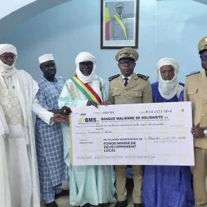 Développement local : Le Maire de la commune d&rsquo;Alafia présente un chèque de 14 millions FCFA au Gouverneur de Tombouctou