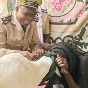 31ème Edition du mois de la solidarité à Tombouctou : Le Gouverneur Bakoun KANTE rend visite à deux doyens de sa région