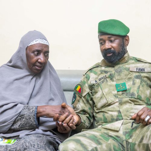 Attaques terroristes du 25 avril 2026 : le Président Assimi Goïta visite les blessés et présente ses condoléances à la famille du Général de corps d’Armée Sadio CAMARA