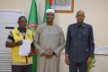 Fonds de Soutien à la Transition : Le conducteur de mototaxi Dramane KAMIYA remet sa contribution au Premier ministre Abdoulaye MAÏGA