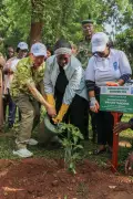 Campagne nationale de reboisement : L’Administrateur adjoint du PNUD immortalise sa visite au Mali, à travers une plantation d’arbres