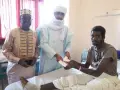 Solidarité envers les migrants maliens : Le Ministre Mossa AG ATTAHER apporte la solidarité de la Nation au migrant Adama KEITA malade en Tunisie