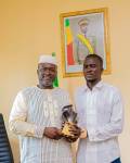 Championnat de CECIFOOT : L’international malien Mamadou THIAM présente son soulier d’Or au ministre Abdoul Kassim FOMBA