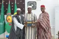 Promotion des langues Nationales : L’écrivain Elie COULIBALY présente son ouvrage « BAMANANNA NSANAW N&rsquo;ANTALENW BA KELEN (1000) » au Chef du Gouvernement